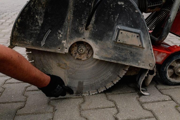 Przecinarki do nawierzchni dróg o napędzie spalinowym klasa III