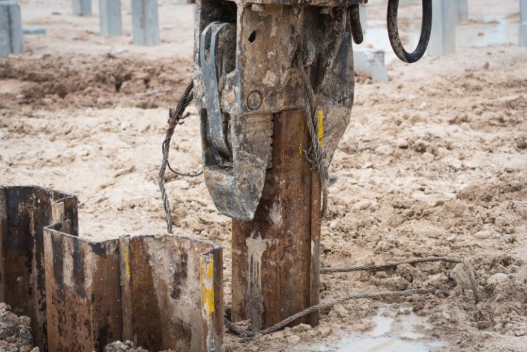 Urządzenia wibracyjne do pogrążania i wyrywania klasa III