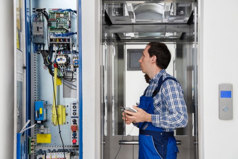 Dźwigi towarowo-osobowe ze sterowaniem wewnętrznym i szpitalne